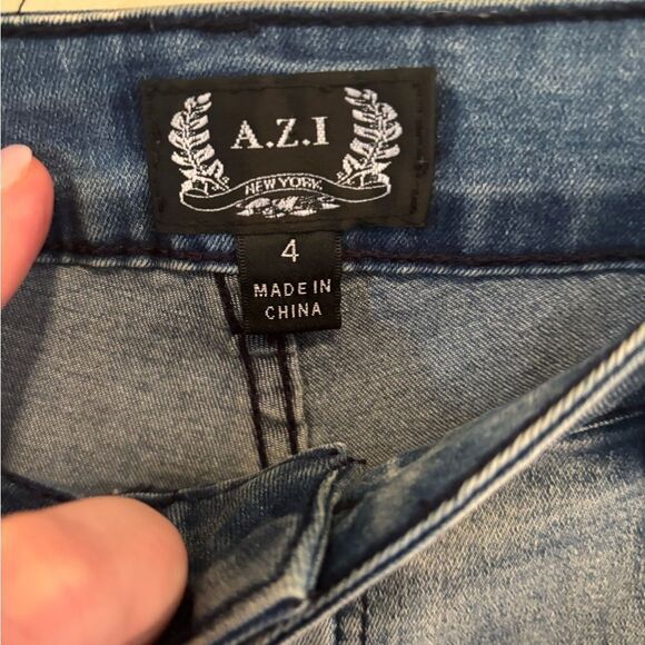 A.Z.I. Blue Jeans with Floral and Bead Embroidery - Picture 4 of 5